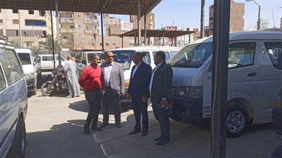 رؤساء المدن تتابع انتظام سير العمل بمواقف سيارات الأجرة ومحطات الوقود  ببني سويف