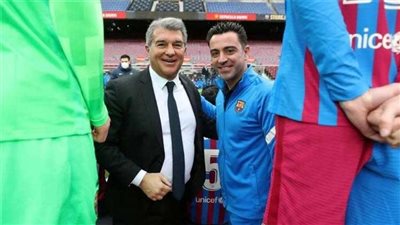 لابورتا يفتح الباب لبقاء تشافي في برشلونة