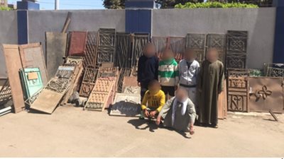 لم يرحموا الأموات.. ضبط لصوص بوابات المقابر بالمنيا