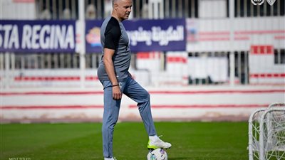 جوميز يصحح أخطاء لاعبى الزمالك فى تقسيمة نصف الملعب 