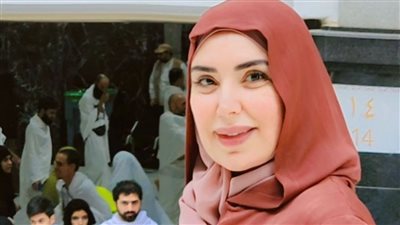 عبير صبري تؤدي مناسك العمرة