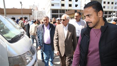محافظ الجيزة يتفقد مواقف السرفيس للتأكد من الالتزام بالتعريفة الجديدة