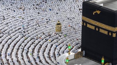 صلاة العشاء والتراويح بالمسجد الحرام في اللية الـ14 من رمضان (بث مباشر)