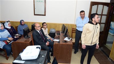 رئيس جامعة سوهاج يتفقد سير العمل بمركز الخدمات الإلكترونية والمعرفية 