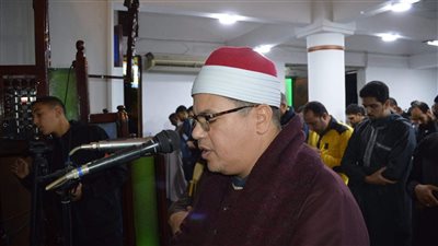 المصلين يؤدون صلاة التراويح في الليلة الرابعة عشر بالفيوم 