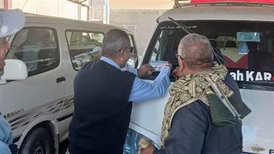 رئيس مدينة قوص يتفقد مواقف سيارات الأجرة لمتابعة تطبيق التعريفة الجديدة