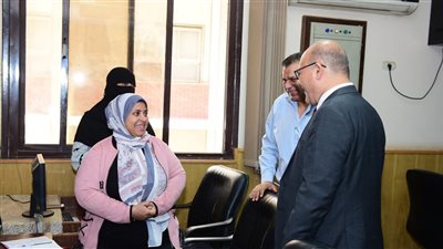 النعماني يتابع سير العمل بمركز الخدمات الإلكترونية والمعرفية بجامعة سوهاج 