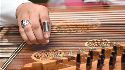 خبير أصوات ومقامات يكشف سر استعانة عمالقة الملحنين بالمشايخ (فيديو)