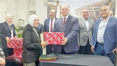 ورود وهدايا فى عيد الأم فى القابضة للمطارات