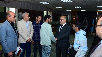 جامعة سوهاج تسلم ٣ طلاب من 