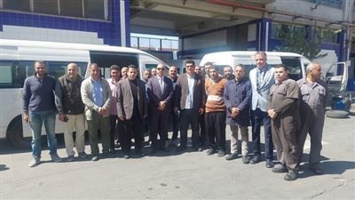 المهندس إبراهيم فوزي يشارك العاملين بالخدمات الأرضية لمصر للطيران مائدة الإفطار