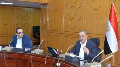 محافظ الإسماعيلية يناقش مشروعات الطرق المقترح تنفيذها بأبوصوير