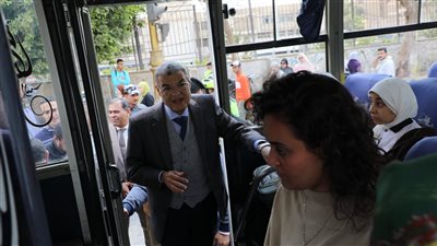 محافظ المنيا يتفقد انتظام العمل بمواقف السيارات 