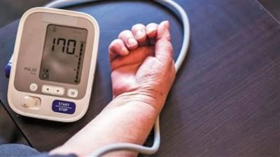 الزيادة المفاجئة في ضغط الدم.. طبيب يكشف طرق الوقاية 