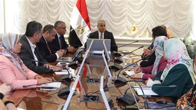 وزير العمل يبحث مع اللجنة المُختصة بتنفيذ 
