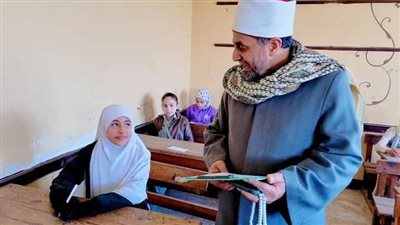 رئيس المنطقة الأزهرية بالشرقية يتفقد اختبارات شهر مارس بمعاهد غرب الزقازيق 