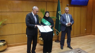 محافظ القليوبية يشهد احتفالية عيد الأم ويكرم عددًا من الأمهات المثاليات 