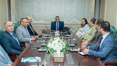 وزير الإنتاج الحربي يبحث مع ممثلي شركة 