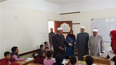 رئيس أزهر سوهاج يتفقد اختبارات مارس بمعهد علي بن أبي طالب النموذجي 