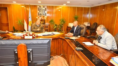 محافظ أسيوط يتابع آخر مستجدات توافر السلع الغذائية والأساسية بالمراكز