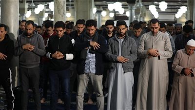 آلاف المصلين من مختلف الجنسيات يشهدون صلاة التراويح بالجامع الأزهر