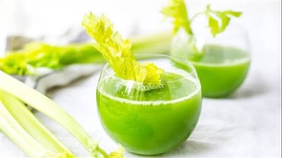 مفيد للبشرة ويعالج الأنيميا.. طريقة تحضير عصير الكرفس بالبقدونس