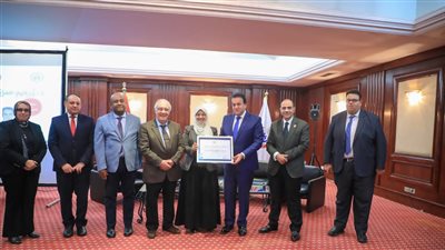 وزير الصحة يكرم الدفعة الأولى من أطباء الأمراض الصدرية.. صور