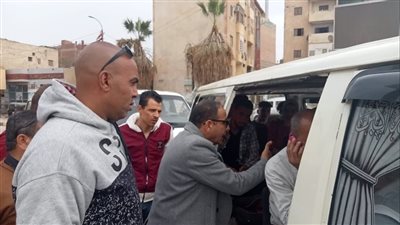 المنيا تتابع مواقف سيارات الأجرة للالتزام بالتعريفة الجديدة