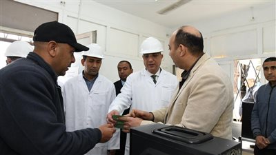 محافظ الفيوم يفتتح موسم البنجر ويتابع عمليات استلام المحصول ومراحل الإنتاج 