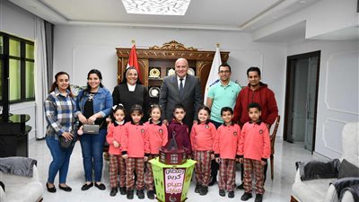   تلاميذ الفرنسيسكان يهدون محافظ قنا فانوس رمضان 