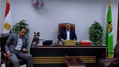 رئيس مركز أبشواي بالفيوم يناقش ملفات هامة مع رؤساء القرى 