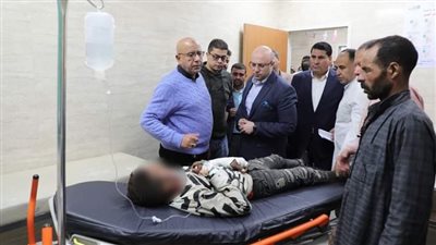 محافظ بني سويف يطمئن على مصابي حادث كوبري سدمنت 
