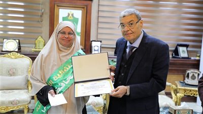 محافظ المنيا يكرم الأم المثالية ويُسلمها شهادة تقدير