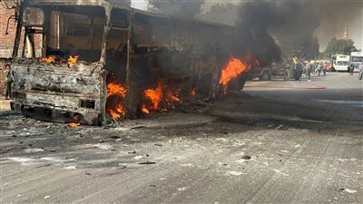 السيطرة علي حريق  ميني باص بالطريق الزراعي بنها - المنصورة 