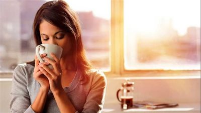 يعرضك للإدمان.. أضرار الإسراف في هذا المشروب تهدد حياتك