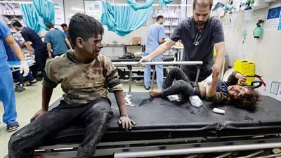 الاحتلال يقتحم مجمع ناصر الطبي ويعتقل كوادر طبية وأنباء عن سقوط شهداء 