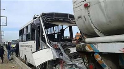 إعادة الحركة المرورية بطريق سفاجا بعد رفع آثار حادث تصادم أتوبيس وسيارة 