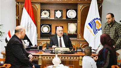  محافظ قنا ونائبه يُستقبلان الشاكين بعد توقف دام 9 أيام 