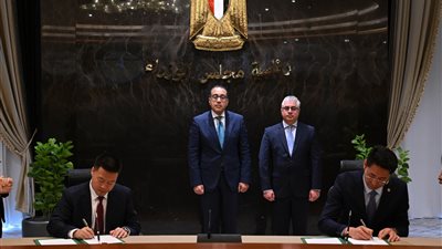 توقيع عقد نقل حق انتفاع أرض تابعة للمنطقة الاقتصادية 