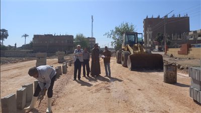 لإنشاء موقف سيارات.. وضع تربة زلطية بطريق ترعة بني فيز بأسيوط