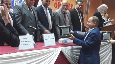  رئيس جامعة كفر الشيخ يكرم أمين كلية الآداب السابق