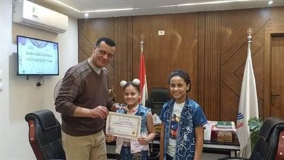 وكيل تعليم قنا يكرم الفائز في مسابقة الرائد المثالى للمرحلة الثانوية 