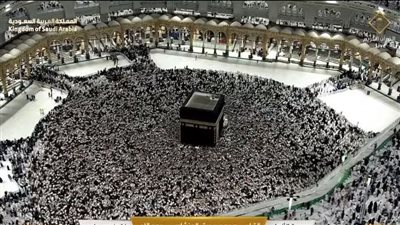 بث مباشر.. صلاة العشاء والتراويح بالمسجد الحرام الليلة الـ 18 من رمضان