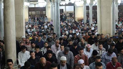آلاف المصلين من مختلف الجنسيات يشهدون صلاتي العشاء والتراويح بالجامع الأزهر