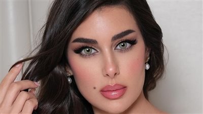 ياسمين صبري إطلالة ساحرة بإكسسوارات ذهبية 