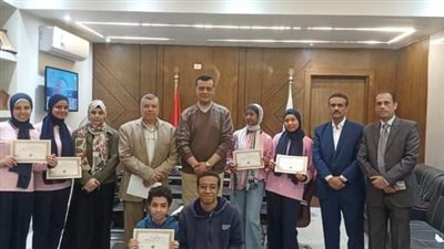 وكيل تعليم قنا يكرم طلاب المتفوقين في العلوم والتكنولوجيا STEM الفائزين