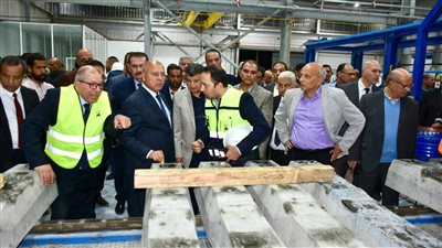 وزير النقل يتفقد مصنع الفلنكات الخرسانية بمنطقة المعصرة