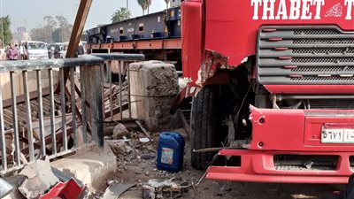 اصطدام سيارة نقل بالسور الحديدى لنفق الحدادين بالطريق الزراعي بطوخ