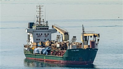 نشاط حركة تداول البضائع والشاحنات بموانىء البحر الأحمر 