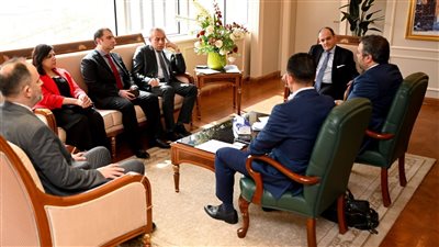 وزير التجارة والصناعة يستعرض فرص ومقومات الاستثمار في مصر 